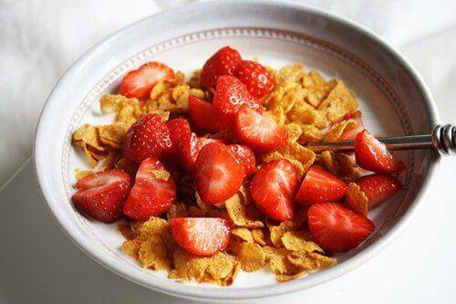 Getreideprodukte und Erdbeeren für ein kerngesundes Frühstück