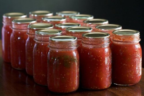 Tomatensauce in Gläsern ist eine tolle Zubereitung, wenn man Tomatensauce essen will.