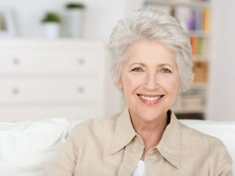 Graues Haar im Alter - Ästhetik und Reife