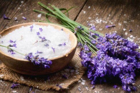 Peelings für trockene Haut mit Lavendel