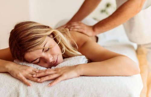 Massage gegen Rückenröllchen