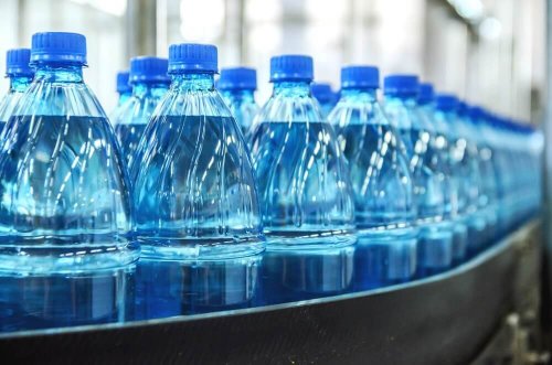 Mineralwasser kauft man in Flaschen