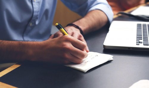 Notizen helfen jeden Monat Geld zu sparen