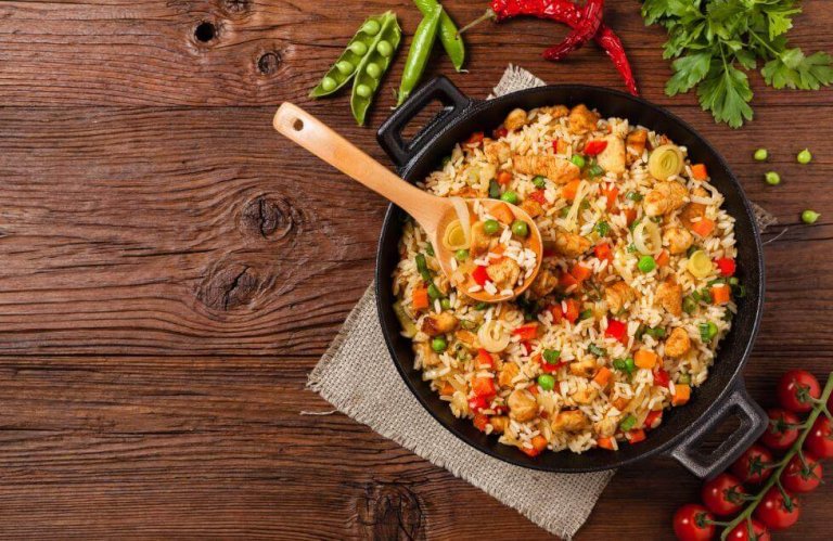 Köstlicher Reis mit Huhn und Gemüse