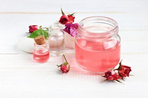 Rosenwasser hilft bei Akne im Gesicht