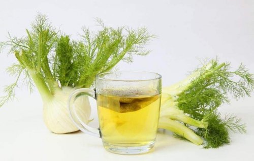 Tees gegen Verdauungsstörungen enthalten Fenchel