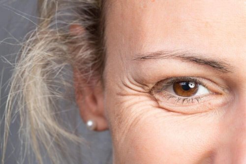 Viele Menschen haben Fältchen im Gesicht
