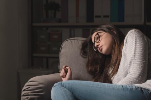Frau auf der Suche nach Ikigai und Glück