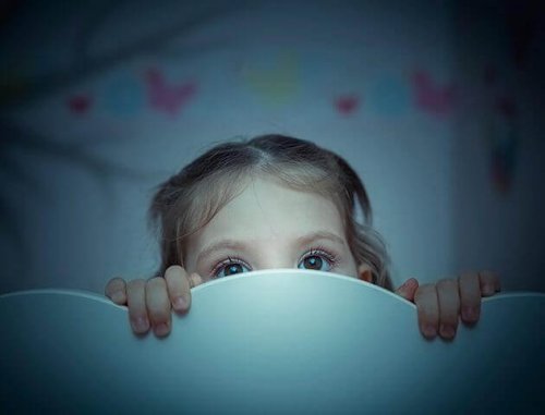 Ein Schreck im falschen Moment kann Angst im Dunkeln bei Kindern noch verschlimmern.