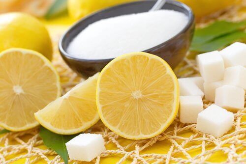 Körperpeeling für trockene Haut mit Zitrone und Zucker