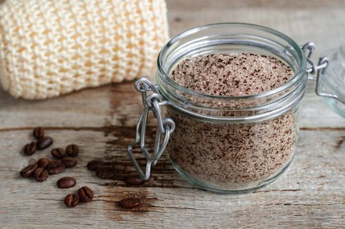 Körperpeeling für trockene Haut mit Kaffee