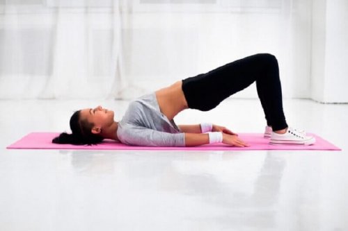 Brücke Cellulite an Gesäß und Oberschenkeln