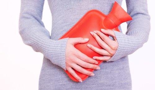 Verwende eine Wärmflasche als Hausmittel gegen Schlaflosigkeit