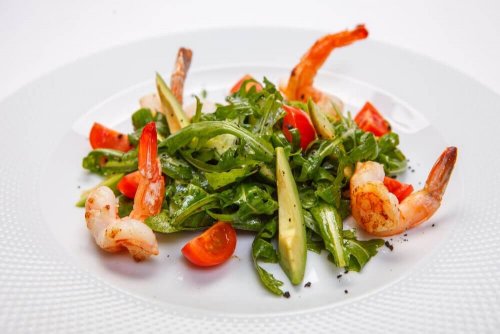 Gegen chronische Müdigkeit helfen mehrere kleine Portionen, wie Salat