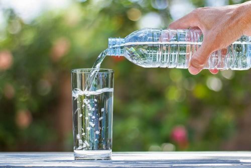 Außreichend Wasser trinken kann bei einem Harnwegsinfekt helfen.