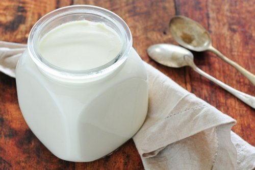 Joghurt als Snack bei einem Bürojob