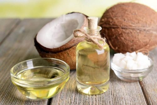 Kokosnussöl eignet sich hervorragend als Basis für eine reichhaltige Pflegelotion