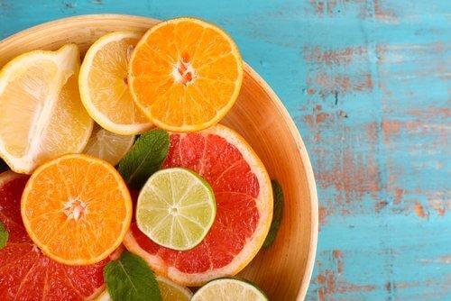 Trockene Haut kann ein Symptom von Vitamin C-Mangel sein