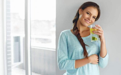Wasser mit Zitrone und Leinsamen zum Gewichtsverlust?