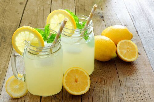 Wasser mit Zitrone und Leinsamen kann den Gewichtsverlust unterstützen