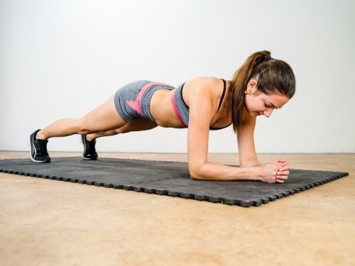 Plankenübung im Fitnessstudio