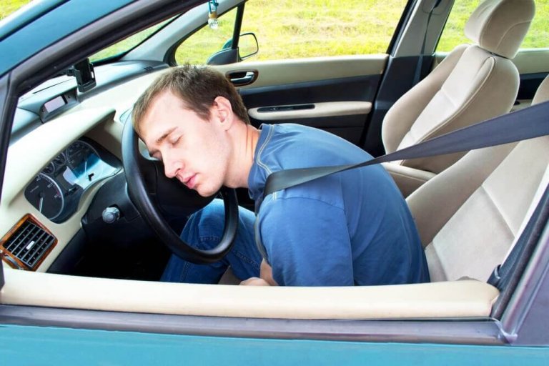 So bleibst du wach beim Autofahren: 9 Tipps