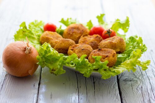 leckere Häppchen auf Salat