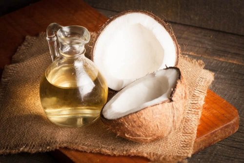 Kokosnussöl in Ganzkörperpeelings spendet der Haut Feuchtigkeit