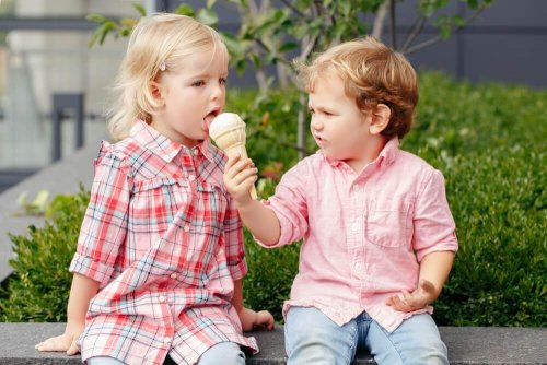 Freundlichkeit gehört zu den Wertvorstellungen, die du deinen Kindern beibringen solltest