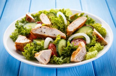 Die 7 schlechtesten Zutaten für einen Salat