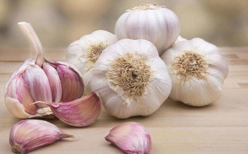 Knoblauch wirkt gegen Ischias-Schmerz