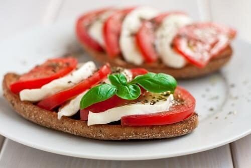 Lebensmittelkombinationen aus Vollkornbrot und Käse.