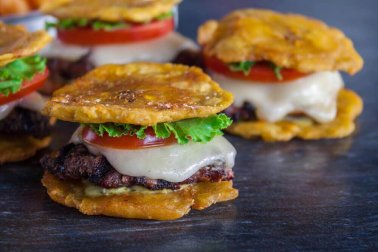 Leckeres Rezept für Patacones (Frittierte Kochbananen)
