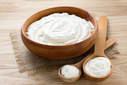 Entfernung von Mitessern mit Joghurt