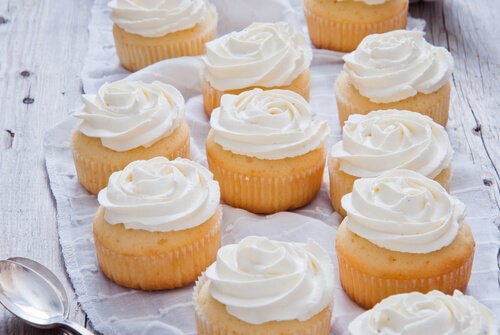 Du möchtest Muffins und Torten verzieren? Lerne, wie du selbst eine Tortencreme herstellen kannst.