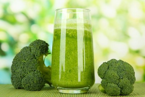 Saft aus Brokkoli, Kopfsalat und Karotte als Naturheilmittel zur Vorbeugung von Osteoporose