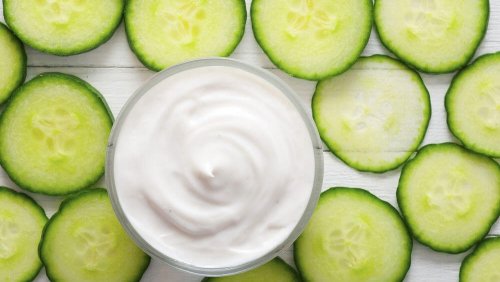 Probiere einen unserer Salate mit Ananas, dieser ist mit Gurke und Joghurt zubereitet.