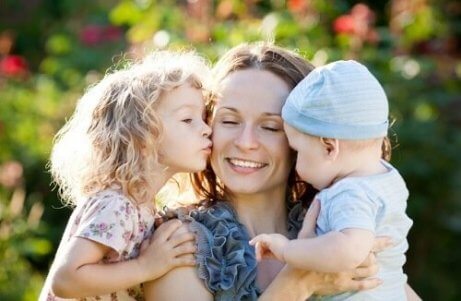 Mutter gibt ihren Kindern immer guten Rat