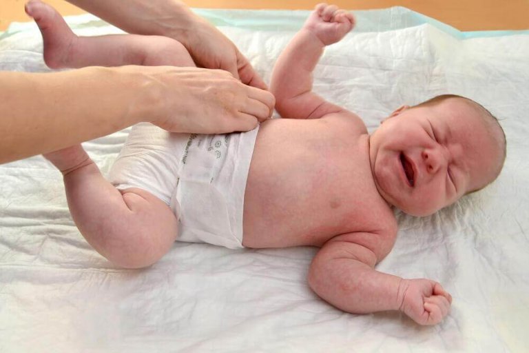Solltest du dein Baby zum Windelwechseln wecken?