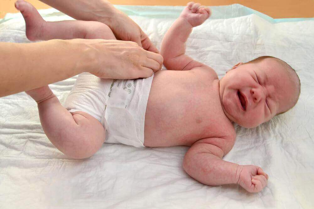 Solltest du dein Baby zum Windelwechseln wecken?