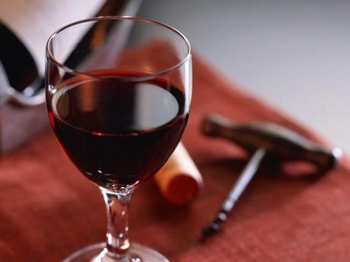 Wein ist Pflege für Holzmöbel