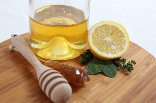 Zitrone und Honig gegen Fließschnupfen.
