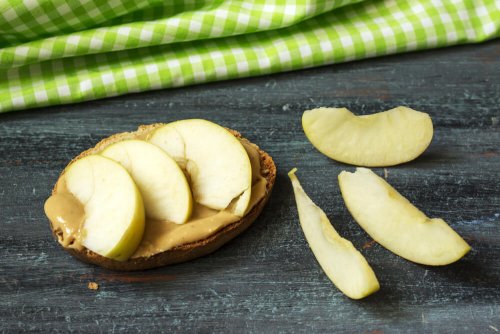 Apfel, Erdnussbutter und Zimt