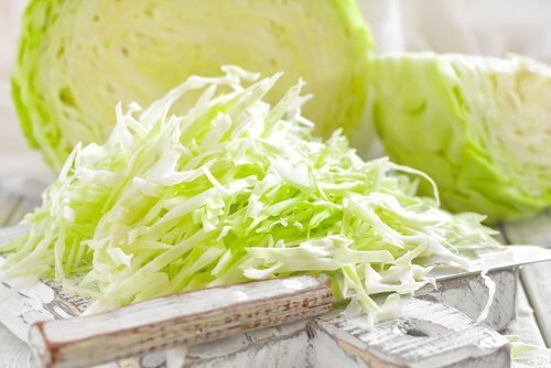 Geraspelte Sauerkrautblätter sind die Grundlage für probiotische Lebensmittel