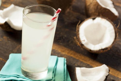 Ein Glas Kokosnusswasser hat antioxidative Eigenschaften