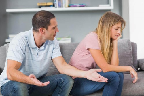 Ist der Partner kontrollsüchtig hegt er oft ein Abneigung gegenüber deiner Freunde