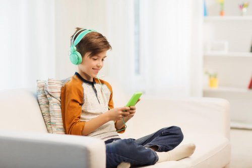 Emotionale Entbehrung: ein Mangel an Zuneigung kann bei Kindern zu einer Abhängigkeit von elektronischen Geräten führen.