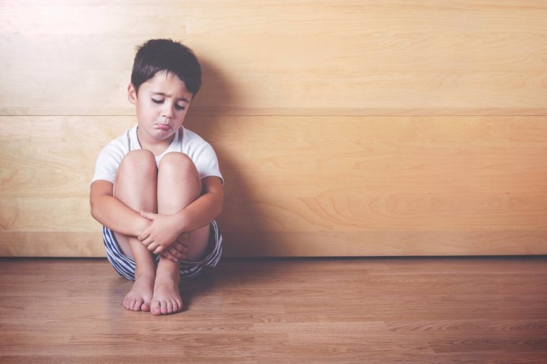 6 Anzeichen für emotionale Entbehrung bei Kindern