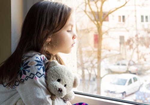 emotionale Entbehrung: mangelnde Zuneigung führt dazu, dass Kinder sich einsam fühlen.