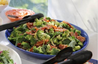 Gebackener Brokkoli mit Schinken: einfaches Hausrezept